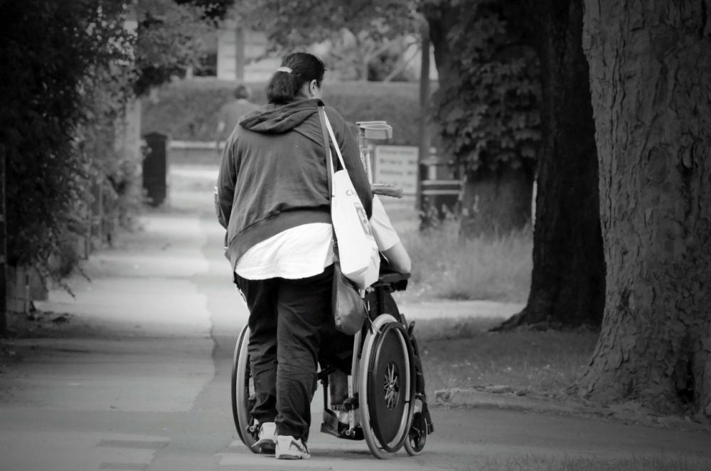 uomo sedia a rotelle libero professionista Lavorando a il computer  portatile a casa Sorridi, Lavorando in linea, sociale reti e avviare, copia  spazio, integrazione in società, Salute concetto uomo con disabilità, vero